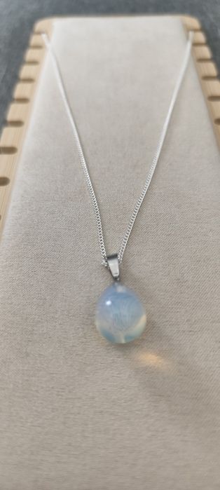 Colar aço inoxidável com gota de Pedra da Lua