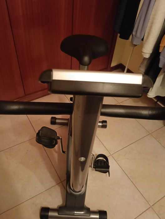 Bicicleta estática Newfit em bom estado