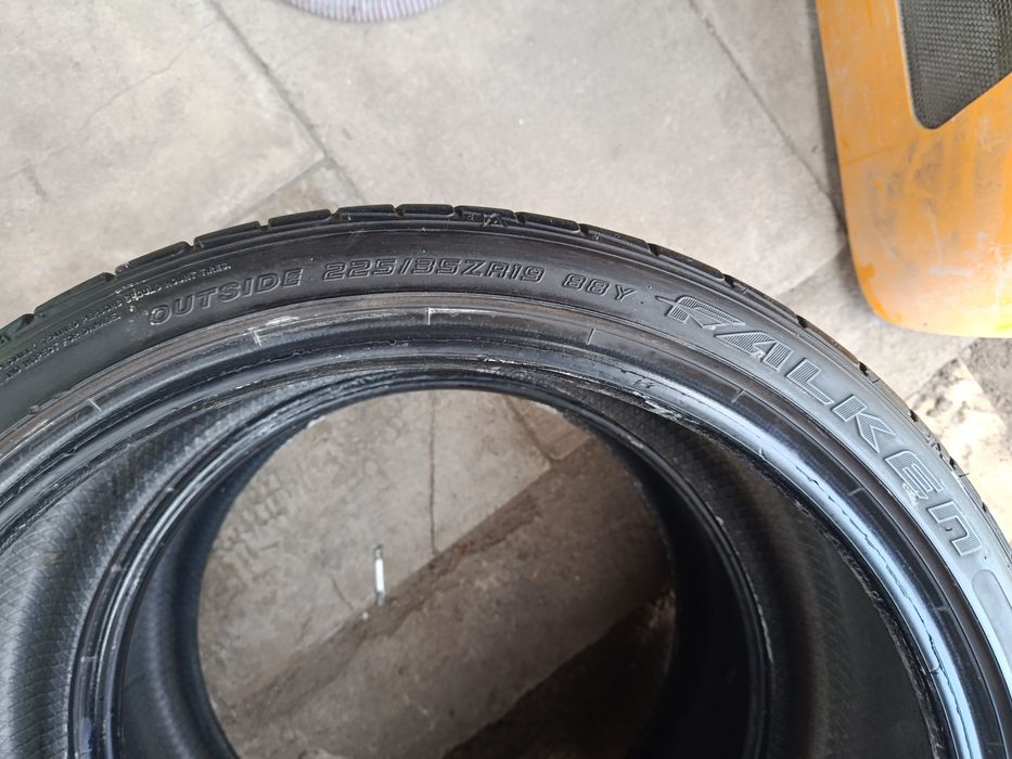 Komplet opon 225/35R19 Falken
