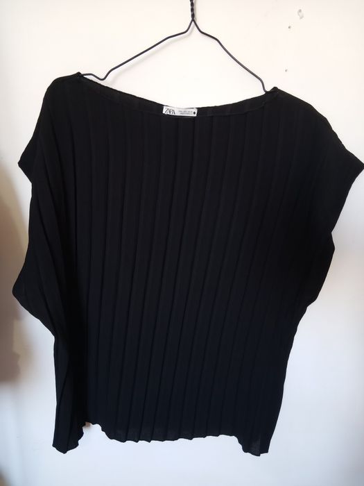 Top preto pregas L Zara (largo)