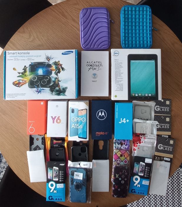 Zestaw 6 telefonów i 2 tabletów z akcesoriami