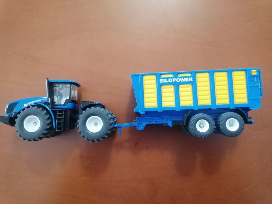 Tractor New Holland com reboque
