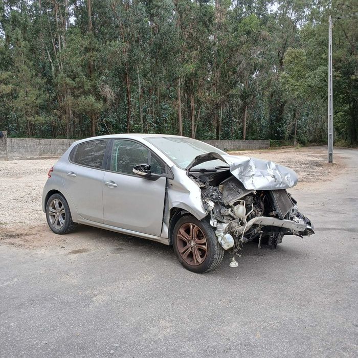 Peugeot 208 1.2 de 2014 - Peças Usadas