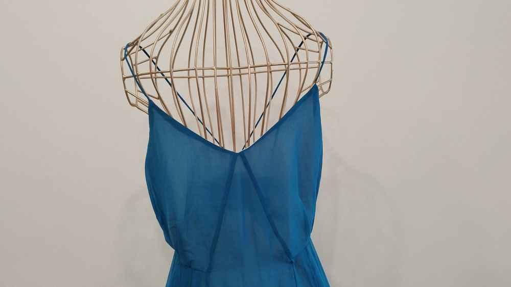 Vestido curto azul com alças a cruzar nas costas