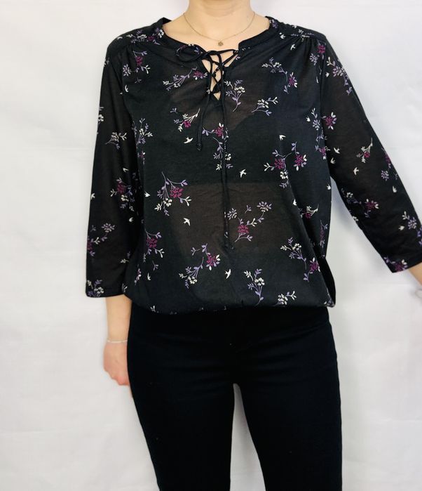 Czarna bluzka w kwiaty z wiązaniem M 38
