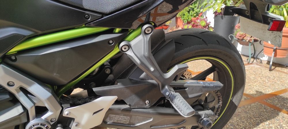 Pousa pés + suporte trazeiro esquerdo kawasaki z650