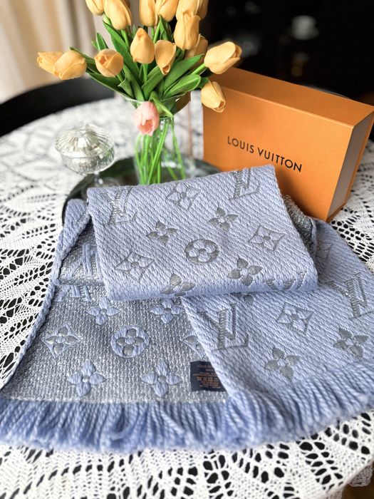 Nowy szal Louis Vuitton Logomania niebieski baby blue