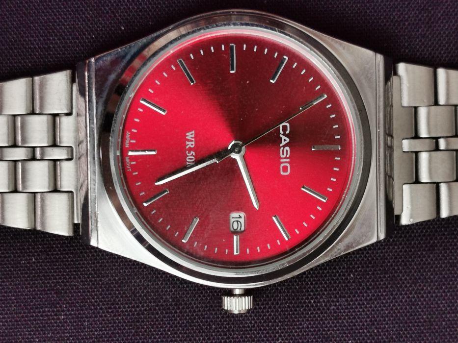 elegancki czerwony casio