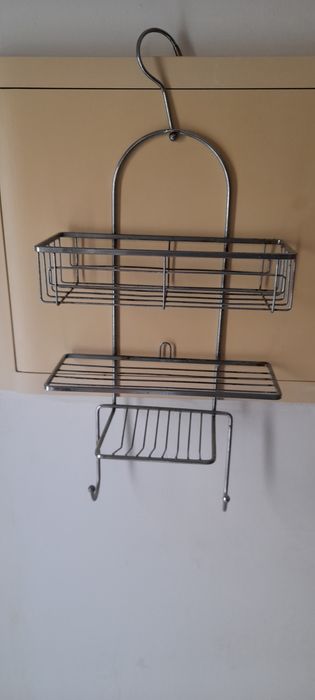 Uma linda prateleira de casa de banho