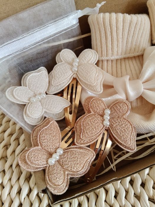 Zestaw dla dziewczynki skarpetki i spinki