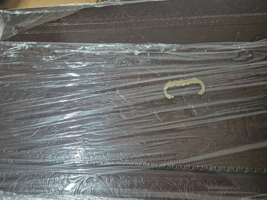 Baú Antigo em Madeira Maciça com Entalhes – Bom Estado