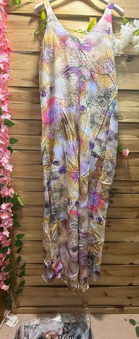 Várias peças de roupa nova.