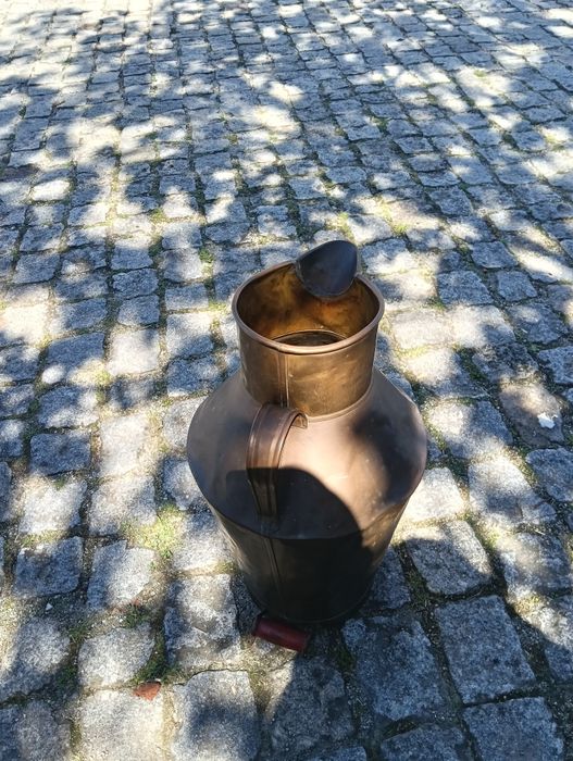 Recepiente antigo em latão