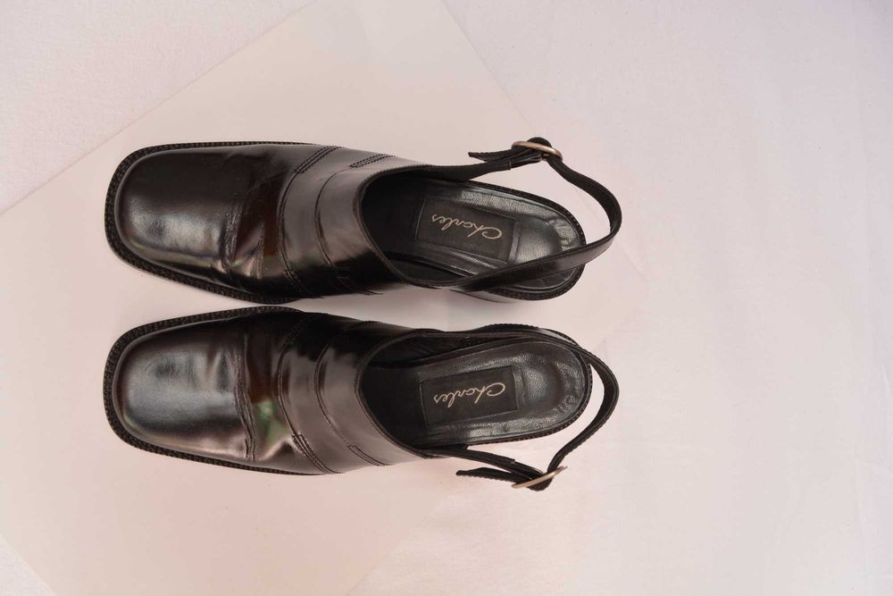Sapatos pretos em couro da Sapataria Charles