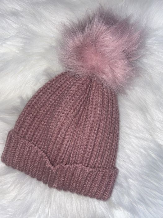 Zimowa czapka z pomponem, plecioną