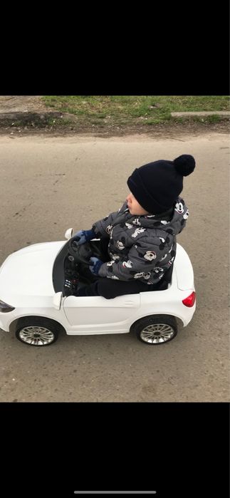 Дитячий електромобіль