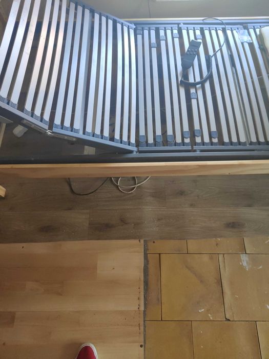 Łóżko dla osób niepelno sprawnych z materacem.