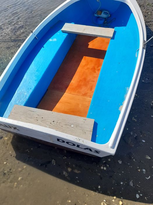 Barco auxiliar com remos