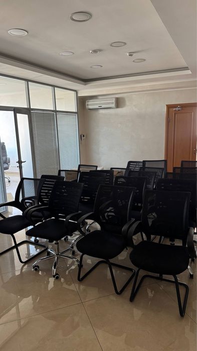 Продаємо крісла стільці офісні для дому столи LOFT ДСП тумби комоди