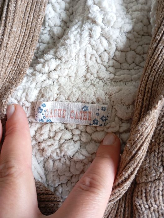 Długi ocieplany sweter na guziki