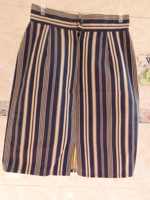 Saia travada, cor azul e creme