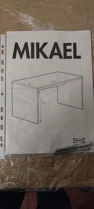 Secretaria IKEA com tampo de vidro e gaveta