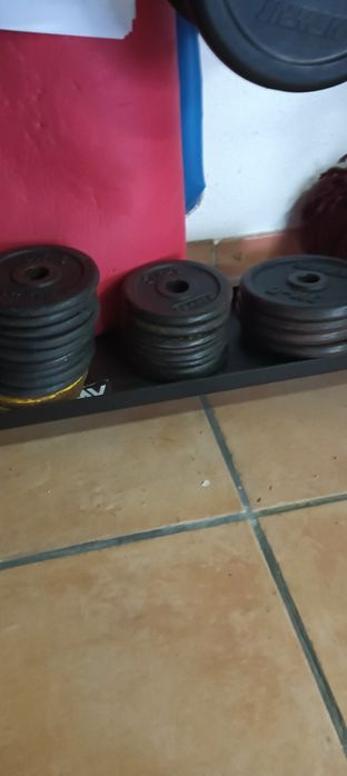 Barra e pesos de musculação