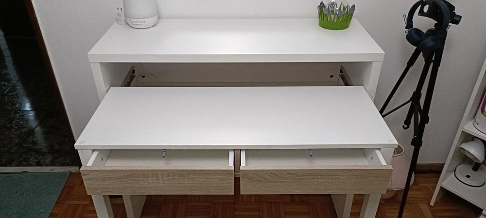 Mesa  secretária dupla com gavetas; cama  solteiro com colchão;