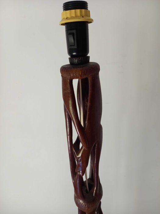 Candeeiro pé alto em madeira esculpida