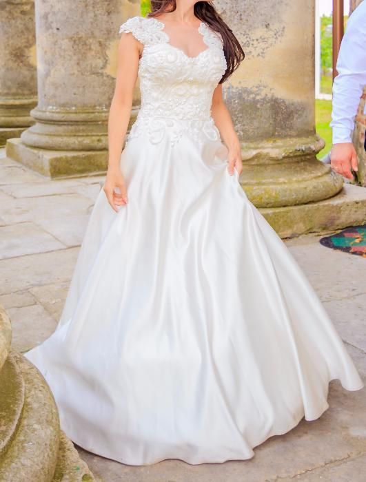 продам весільну сукню