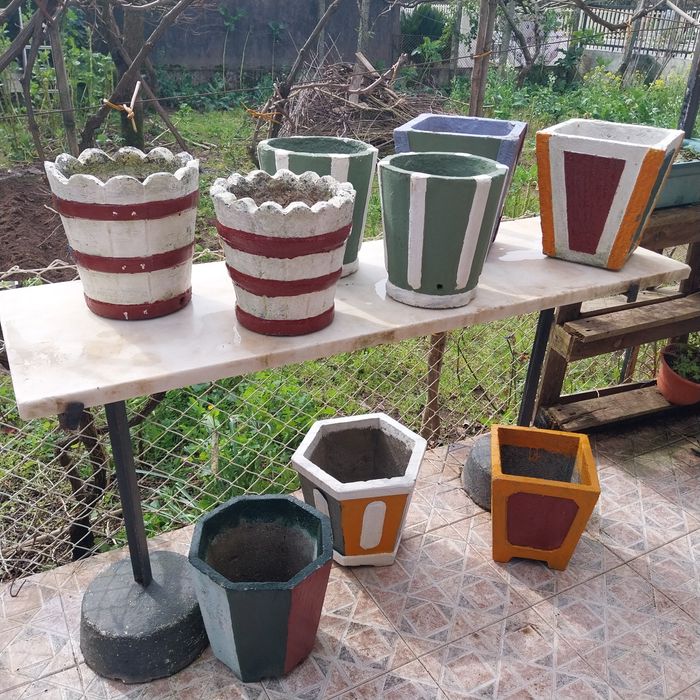 Vasos de cimento antigos restaurados