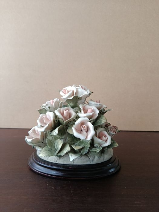 Arranjo de flores de porcelana estilo capodimonte