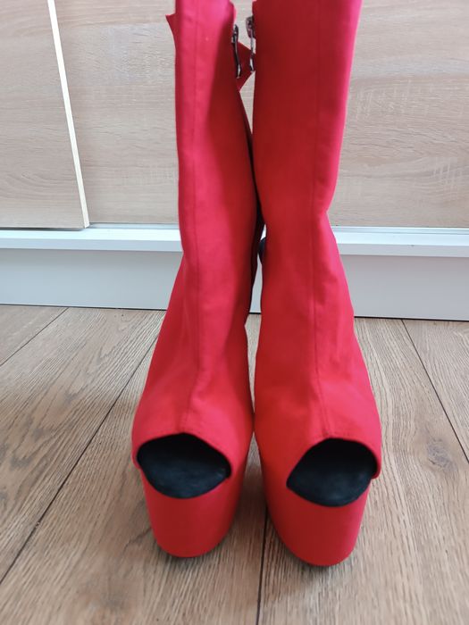 Czerwone mega szpilki