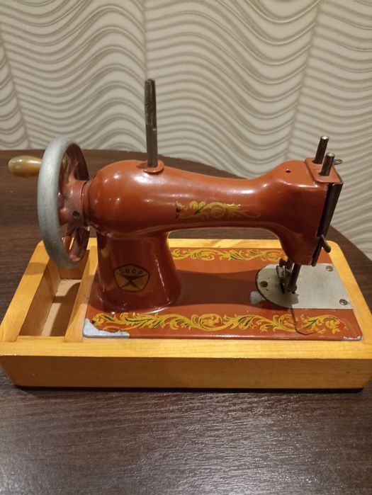 Продам детскую швейную машинку ДШМ2