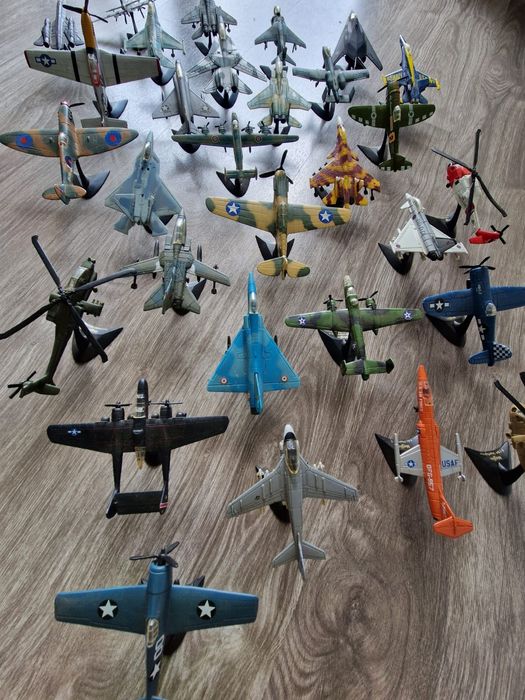 Coleção 30  aviões miniaturas escala real 1/100