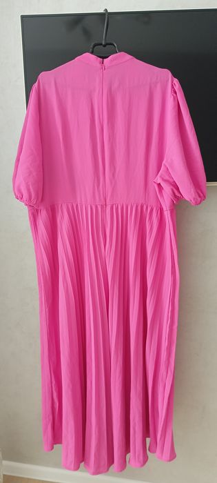 Яскрава сукня з вишивкою