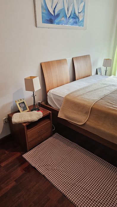 Cama de casal moderna com colchão 160x200 e 2 mesas de cabeceira