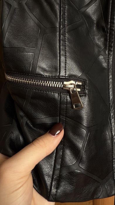 Шкіряна куртка жіноча