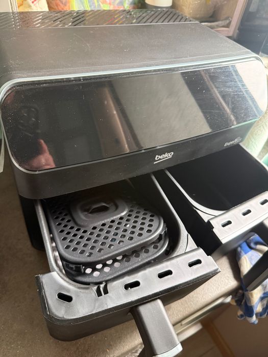 Airfryer firmy Beko dwukomorowy.