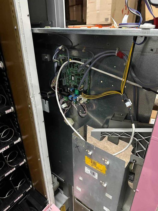 Снековий автомат Necta Snakky  Купюроприймач  PAX IM20 все б/в