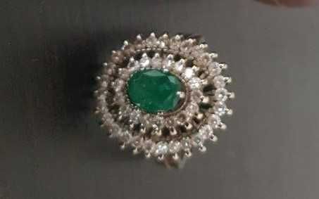 Anel em ouro branco de diamantes com esmeralda