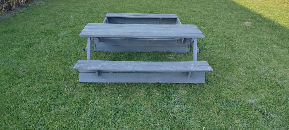 Piaskownica ze stolikiem i ławką