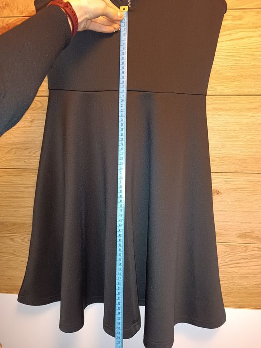 czarna sukienka na ramiączkach