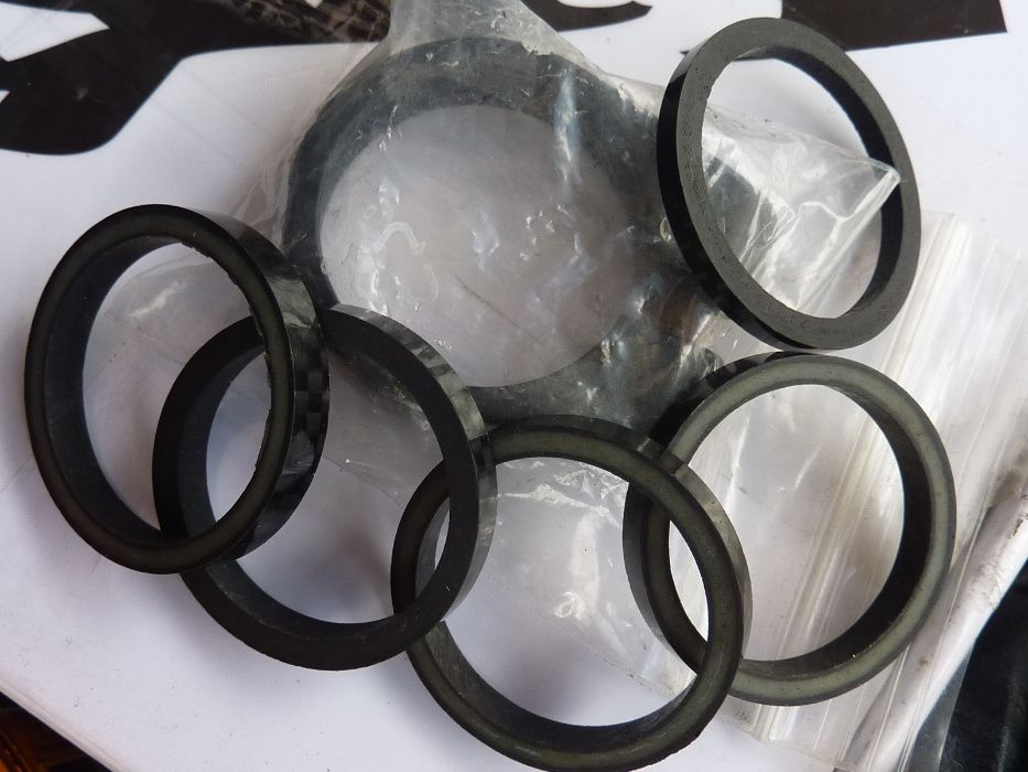 material de Btt (selim, roda traseira 29, guiador carbono, adaptadores