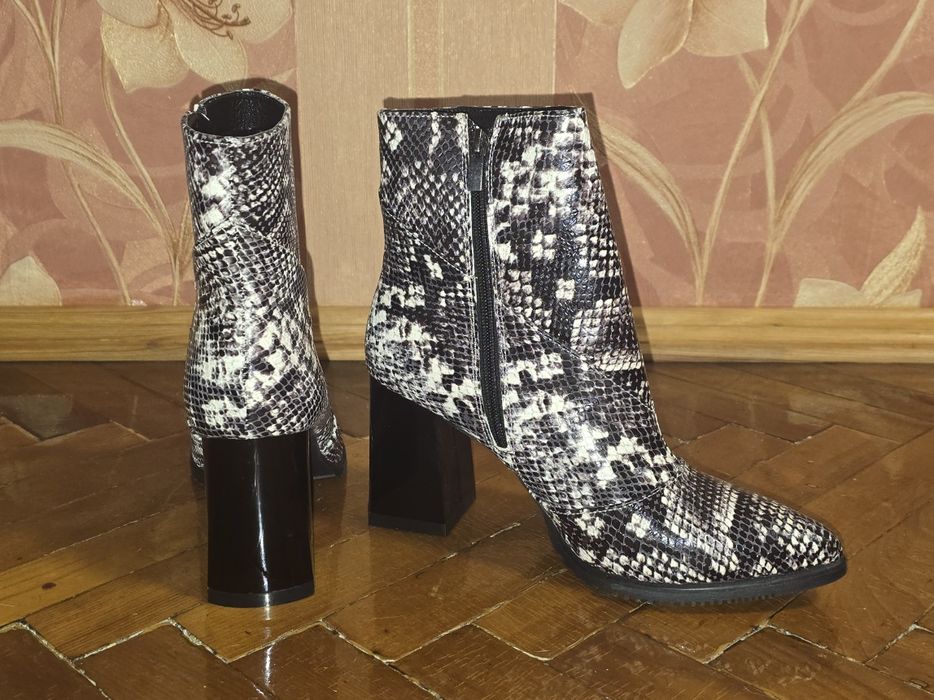 Жіночі черевики змія