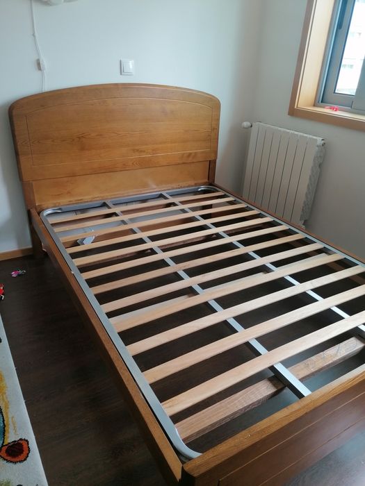 Cama de casal em madeira maciça