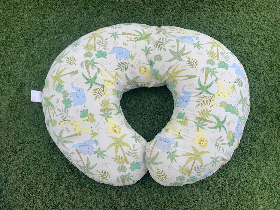 Almofada de amamentação da marca Boppy com duas fronhas lavavéis