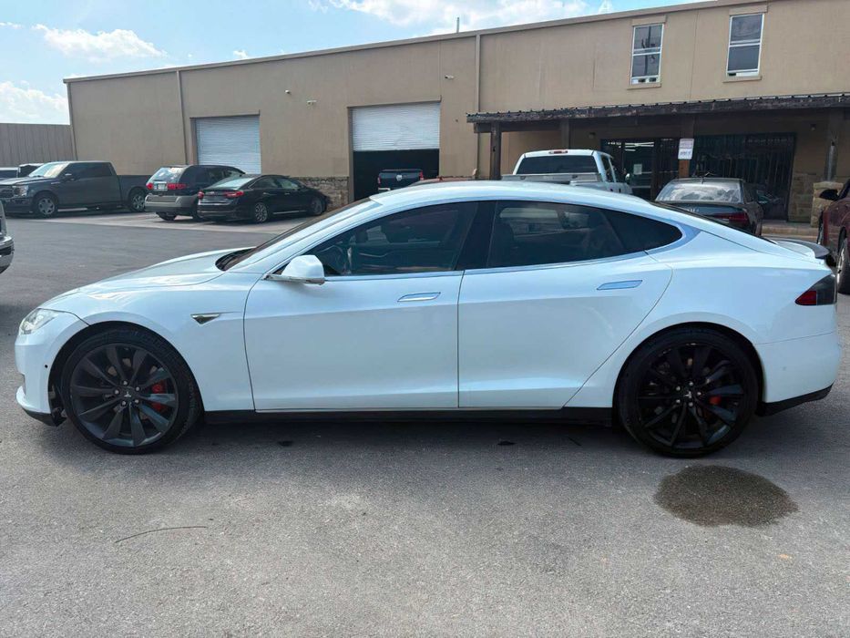 Tesla Model S P85D      2015
