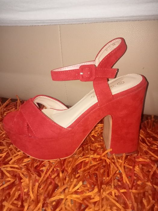 Sapatos vermelhos em bom estado.
