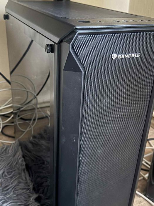 Komputer gamingowy wraz z myszka i klawiatura